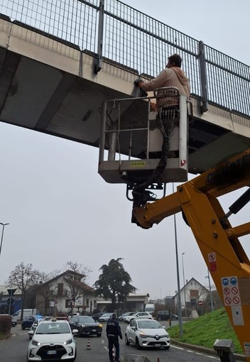 La passerella di Nichelino danneggiata