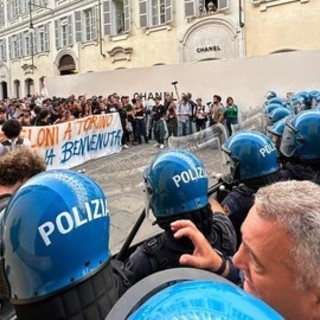 A Torino gli studenti in corteo contro Meloni: “Non sei la benvenuta”. Corse e lancio di uova contro la polizia nel centro città