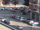 Persona investita davanti a un locale