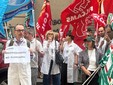 Protesta dei sindacati davanti alla sede di Federfarma