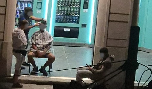 Una lettrice ci scrive: &quot;Parrucchiere abusivo in via Di Nanni opera in strada 24 ore su 24. Tutto normale?&quot;
