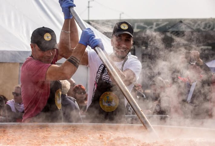 Domenica appuntamento con il pentolone nel quale saranno cotti 25 quintali di carne Domenica appuntamento con il pentolone nel quale saranno cotti 25 quintali di carne
