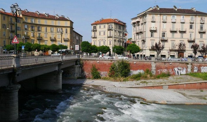 Ragazza medita un gesto inconsulto sul ponte Rossini, salvata da due agenti