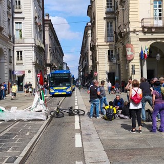 Protesta davanti al Comune di Torino