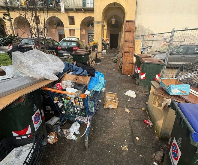 Piazza della Repubblica, intervento di pulizia e sgombero in un complesso Atc
