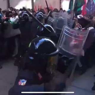 Manifestazioni e scontri davanti al museo Egizio
