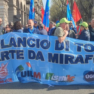 protesta dei sindacati in piazza per Mirafiori