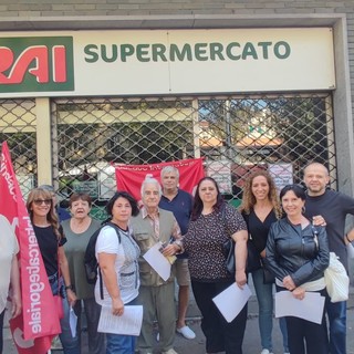 Supermercato Crai di Corso Svizzera chiuso senza spiegazione, protesta delle dipendenti: &quot;Ferie forzate, vogliamo risposte&quot; [VIDEO]