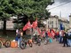 protesta sindacale rider con bici e bandiere