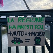 I cartelli di contestazione al Salone dell’Auto