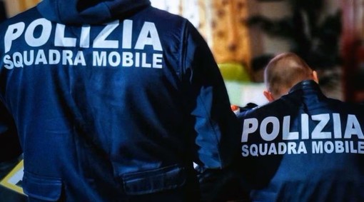 "Devo ritirare anelli e collane per 12mila euro": finto corriere tenta di truffare un gioielliere "Devo ritirare anelli e collane per 12mila euro": finto corriere tenta di truffare un gioielliere