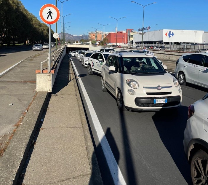 Ncc e concorrenza sleale, i taxisti torinesi denunciano l'abusivismo dilagante