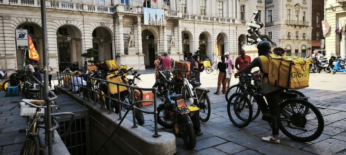 Rider, proposta di Cirio: “Glovo metta un bonus per chi si ferma per il caldo” 