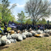 Foto di archivio di volontari di Plastic Free in azione