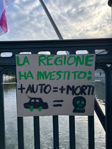 I cartelli di contestazione al Salone dell’Auto