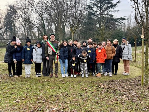 Giornata della Memoria: a Nichelino piantati 10 nuovi alberi nel Giardino dei Giusti