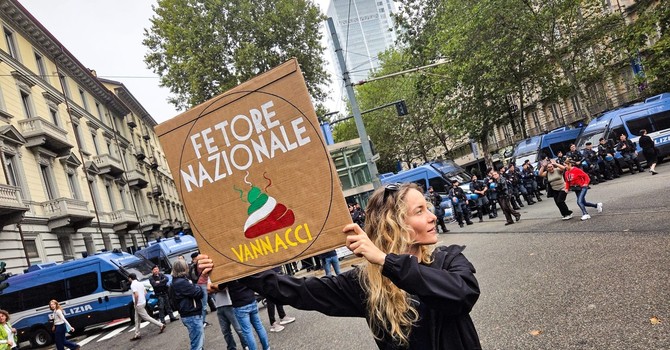 "Nessun generale per nessuna guerra": Vannacci accolto dalle proteste a Torino "Nessun generale per nessuna guerra": Vannacci accolto dalle proteste a Torino