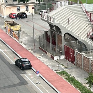 Strisce bianche in rifacimento in via Filadelfia