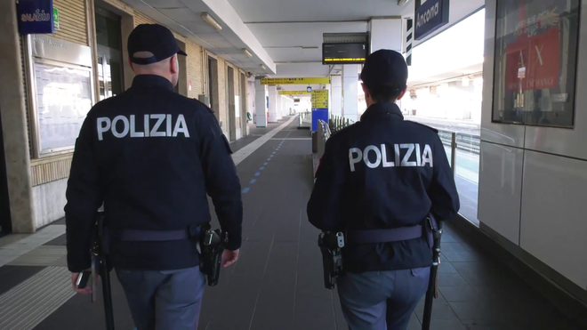 Uomo troppo vicino ai binari: circolazione sospesa per due ora sulla Torino-Milano