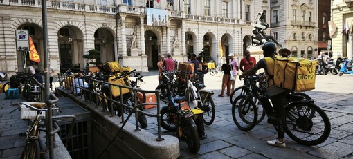 Rider, proposta di Cirio: “Glovo metta un bonus per chi si ferma per il caldo” 