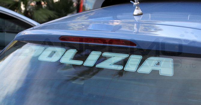 Inseguimento da film in centro: scappa (senza patente) su un'auto rubata ai turisti, fermati tre uomini