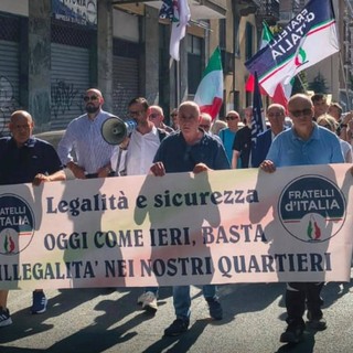 Una immagine della protesta di FdI in corso Regina Margherita Una immagine della protesta di FdI in corso Regina Margherita