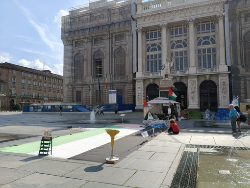 Attivisti Pro Pal in piazza Castello