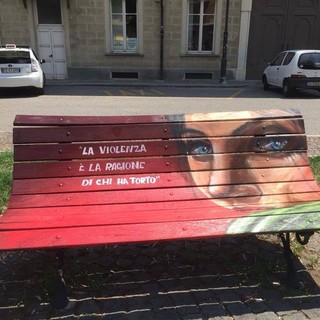 Una delle panchine rosse inaugurate a Moncalieri