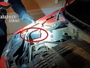 cofano aperto di un'automobile controllata dai carabinieri cofano aperto di un'automobile controllata dai carabinieri