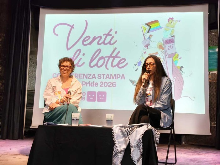 Chiara Tarantello, sulla destra, durante la presentazione del Pride