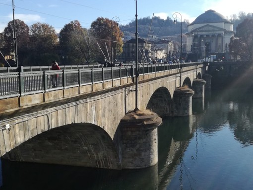 Dopo il restauro, sul ponte della Gran Madre tornano i lampioni storici
