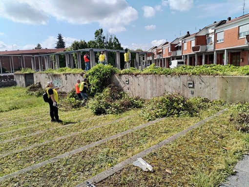 A Falchera i cittadini si tirano su le maniche e ripuliscono piazza Astengo