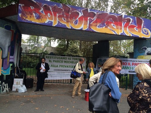 Protesta davanti ai cancelli del Michelotti: no alla riapertura dello zoo (FOTO E VIDEO)