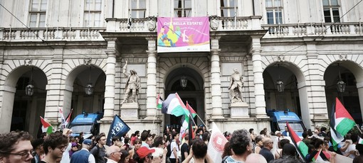 L'immagine di una iniziativa pro Gaza di fronte al Comune di Torino