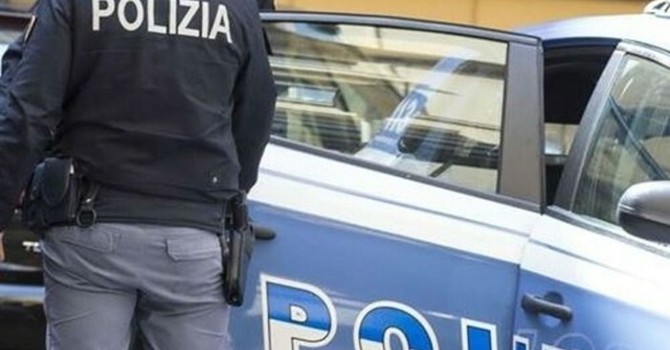 Rapina un anziano mentre passeggia con la nipotina: arrestato dalla polizia