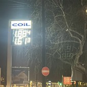 Un giorno di attesa, poi Torino "festeggia" i prezzi ribassati di benzina e diesel