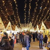 Una immagine della pista di pattinaggio in piazza Solferino