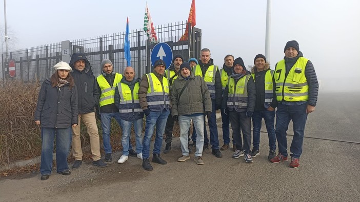Un presidio dei lavoratori Trasnova a Torino Un presidio dei lavoratori Trasnova a Torino