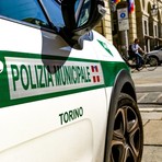 Auto perde il controllo e colpisce tre veicoli, poi finisce contro il dehors di un bar Auto perde il controllo e colpisce tre veicoli, poi finisce contro il dehors di un bar