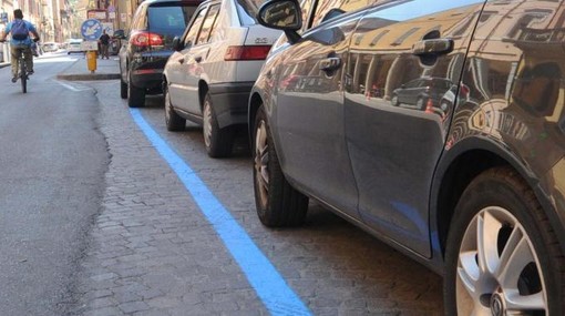 Venaria, cambia la procedura di pagamento per chi parcheggia in zona blu: addio al tagliandino sul cruscotto