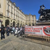 Blocco Euro 0 e 1 a Torino, i motociclisti sgasano per protesta davanti al Comune [VIDEO]