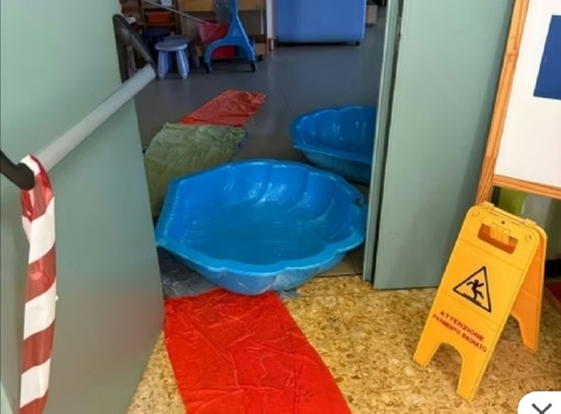 Piove nella materna "Anna Frank": "Entro l'autunno lavori al tetto"