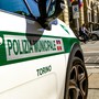 Auto perde il controllo e colpisce tre veicoli, poi finisce contro il dehors di un bar Auto perde il controllo e colpisce tre veicoli, poi finisce contro il dehors di un bar