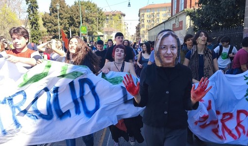 Maschere della premier e di Crosetto nello sciopero dei Fridays For Future Maschere della premier e di Crosetto nello sciopero dei Fridays For Future