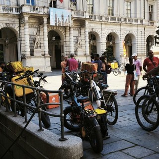 Rider, proposta di Cirio: “Glovo metta un bonus per chi si ferma per il caldo” 