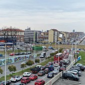 piazza Baldissera con auto in coda