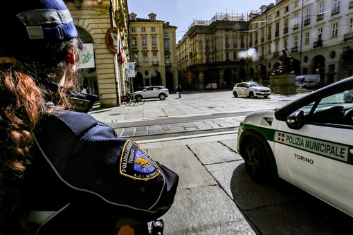 Scarica i liquami dal bagno dell'autobus nel tombino: denunciato autista, sequestrato il mezzo Scarica i liquami dal bagno dell'autobus nel tombino: denunciato autista, sequestrato il mezzo