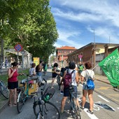 In bici, sfidano il caldo insieme ai cittadini di Vanchiglietta: &quot;Abbiamo bisogno di un sindaco per il clima&quot;