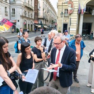 Agganciano i senzatetto nelle strade di Torino: &quot;Ma i nostri stipendi sono da fame&quot;