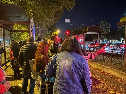Persone in attesa alla fermata del 4